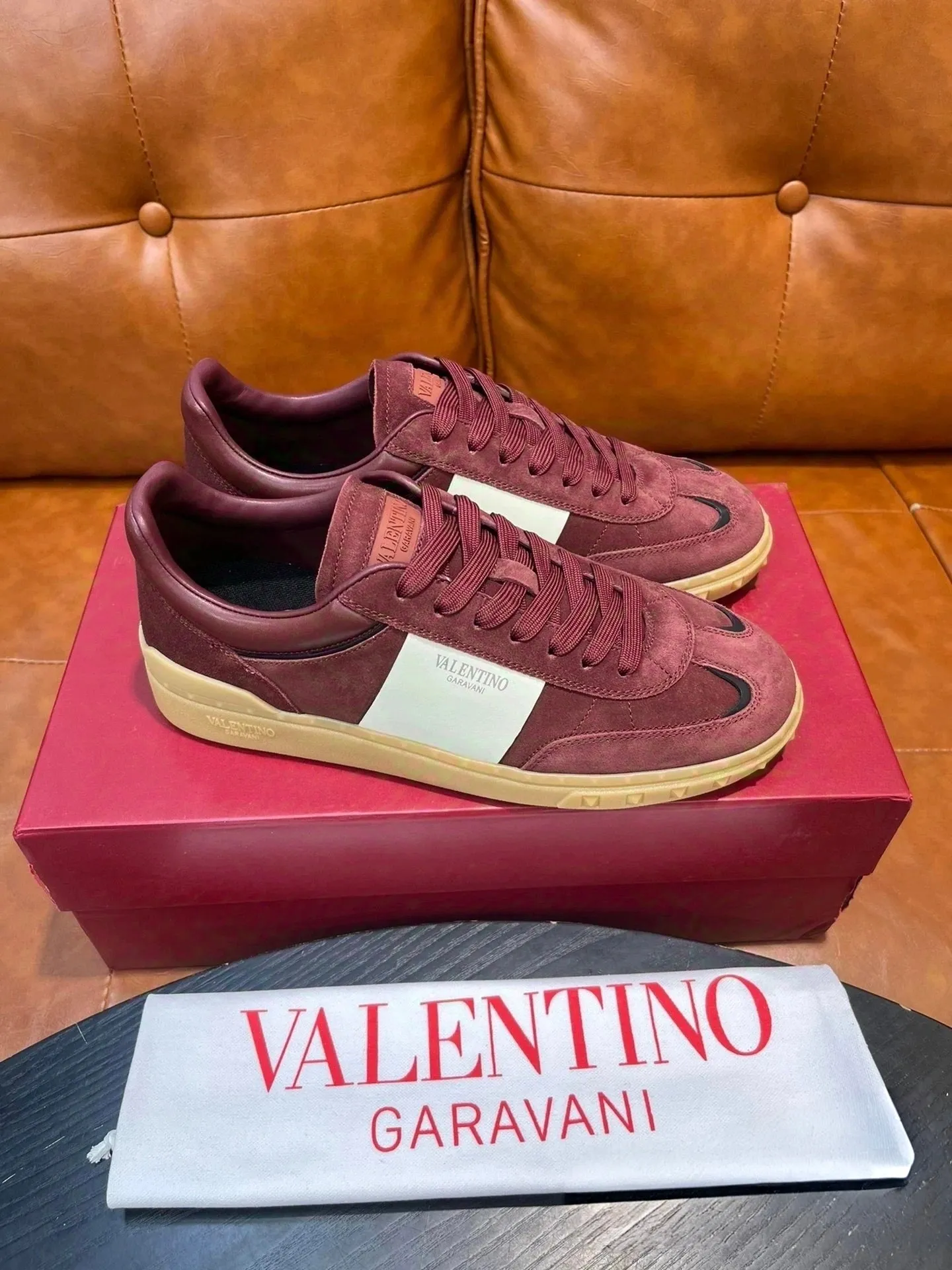 Men's men's shoes 💰440 [New style] 🐡🐡Original quality Top version on the market VALENTINO (Valentino) 2023 latest fashion week catwalk [couples 👫 style], unique design, fashionable people specialize in thin feet 🔥A fashion product of Baita [strong] Fabric: The toe is made of high mercerized triangular grain cowhide and A-grade full-grain cowhide tower, original lasting process Inner lining: cowhide lining + PU hanging mesh feet, heel and tongue decorated with VaIentin* shallow relief oversized rivets Size: 38-44 (45 can be customized